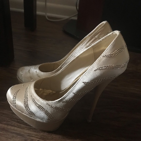 Heels - Picture 3 of 3